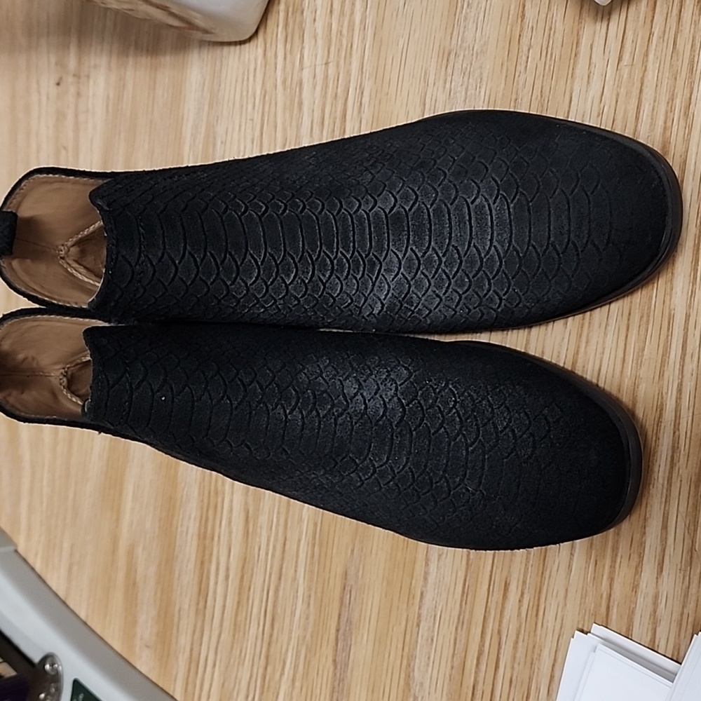 Black textured bootie